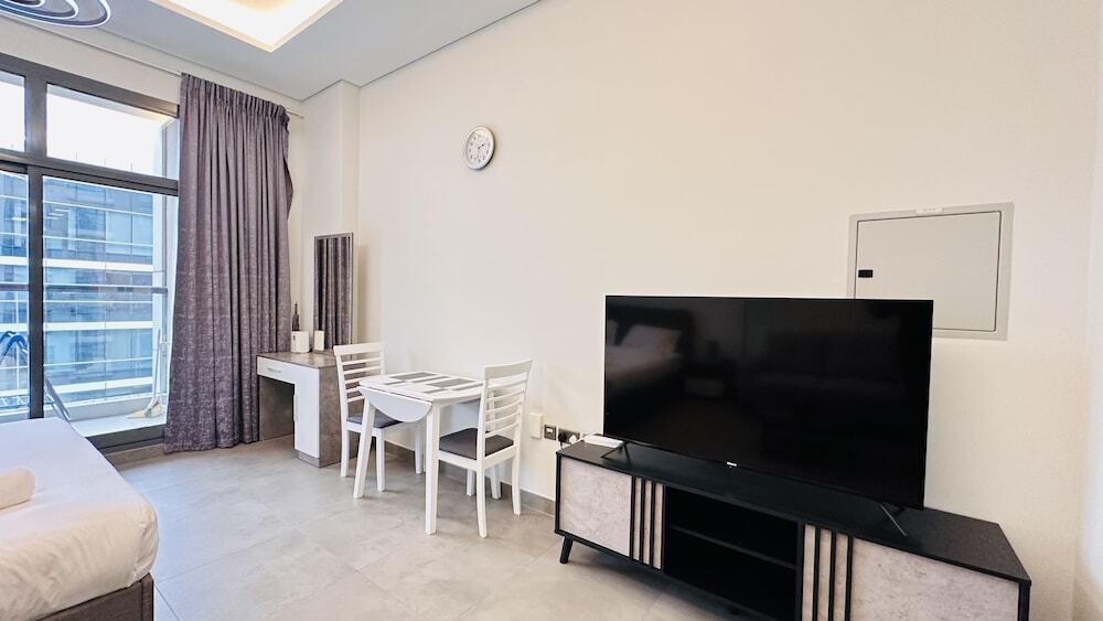Дубай: Upscale Studio Apartment Business Bay with Balcony and Free Parking by BelVilla