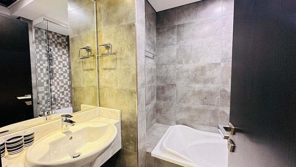 Дубай: Spacious Studio Apartment Burj View with Balcony Free Parking by Belvilla