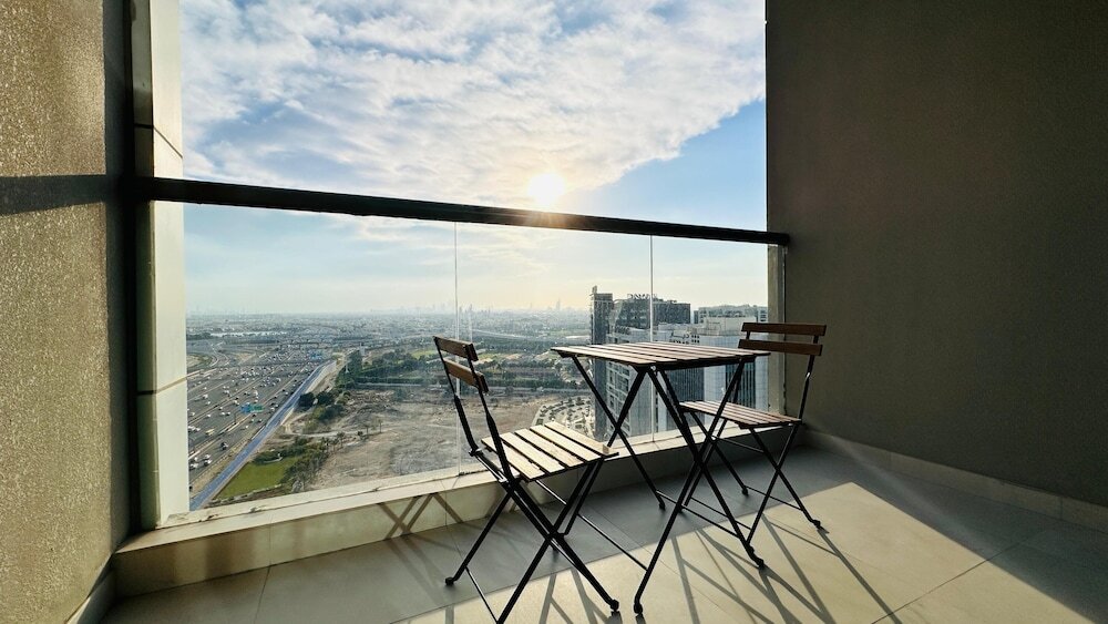 Дубай: Spacious Studio Apartment Burj View with Balcony Free Parking by Belvilla