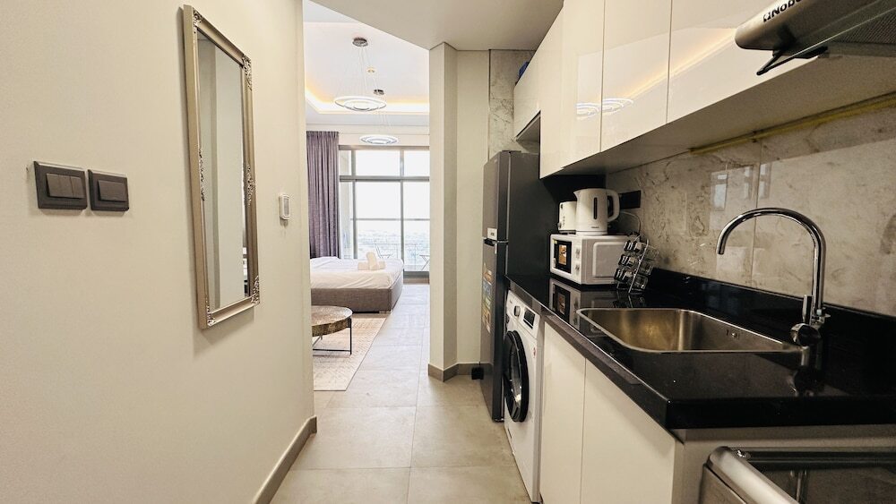 Дубай: Spacious Studio Apartment Canal View Business Bay by Belvilla
