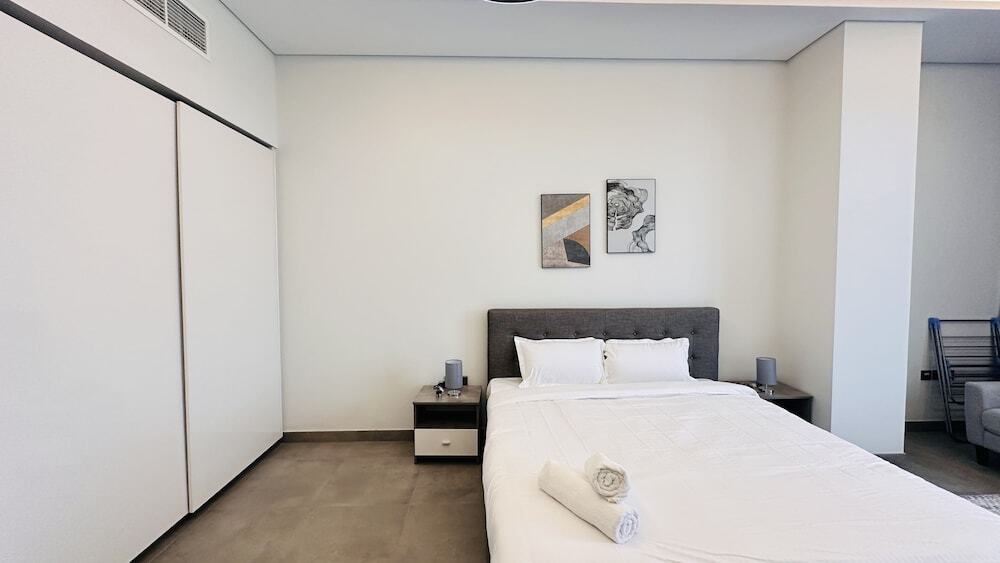 Дубай: Spacious Studio Apartment Canal View Business Bay by Belvilla