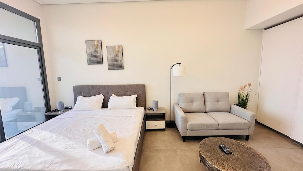 Дубай: Spacious Studio Apartment Canal View Business Bay by Belvilla