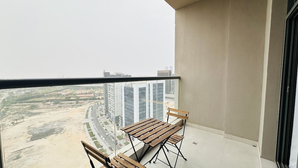 Дубай: Spacious Studio Apartment Canal View Business Bay by Belvilla