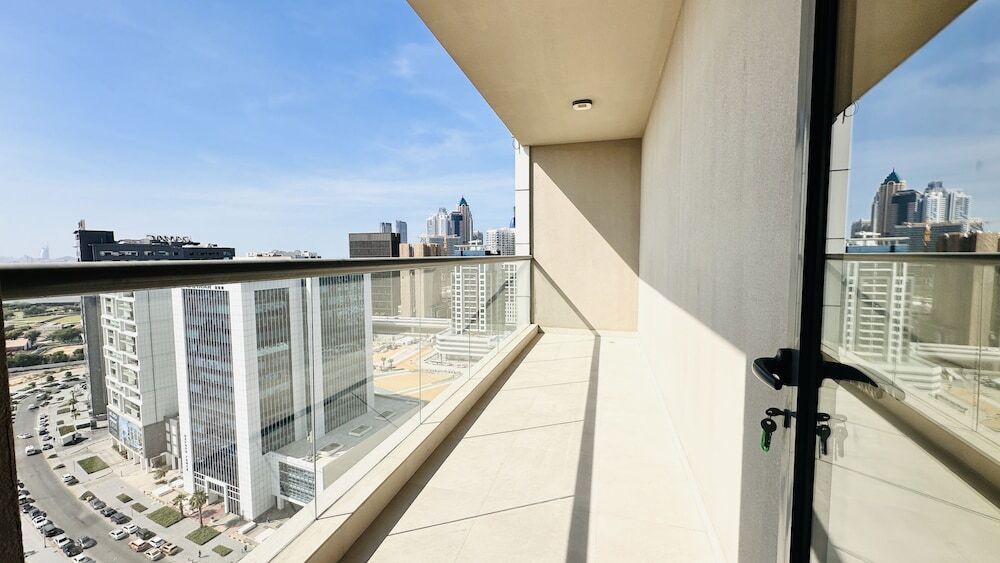 Дубай: Spacious Studio Apartment Palm View with Big Balcony Free Parking by Belvilla
