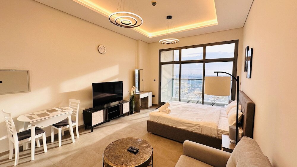 Дубай: Spacious Studio Apartment Palm View with Big Balcony Free Parking by Belvilla