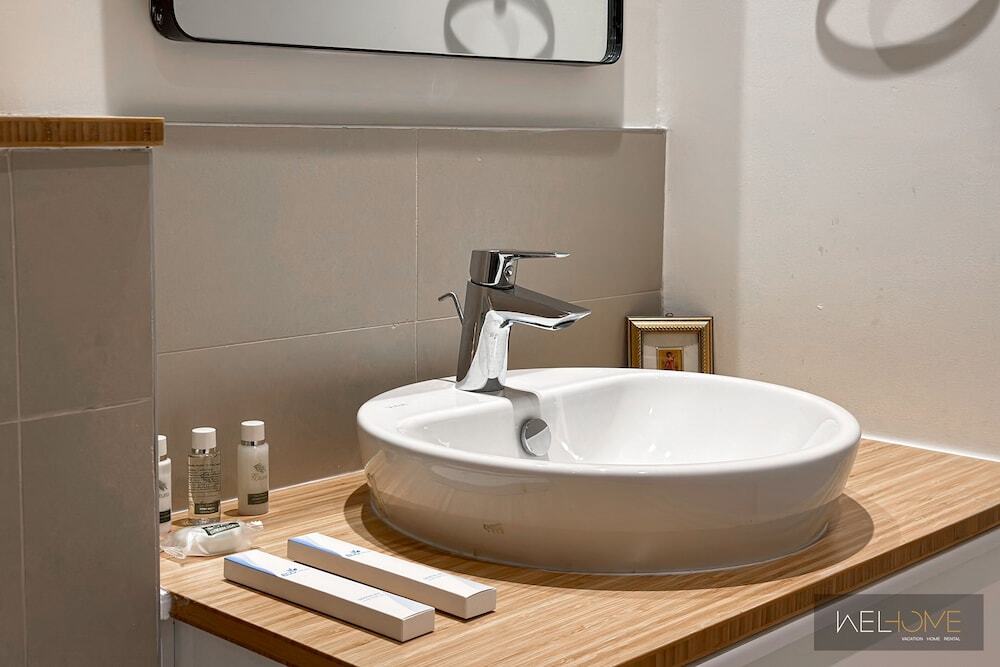 Дубай: WelHome - Contemporary 1BR at Dubai Hills Estate