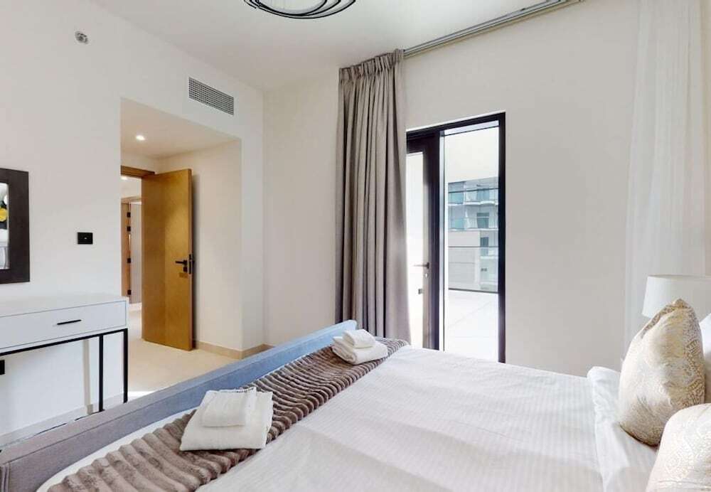 Дубай: Luxury 3BR Designer Retreat with Parking