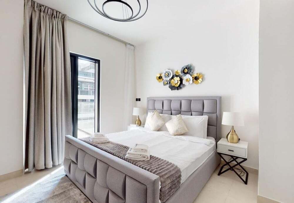 Дубай: Luxury 3BR Designer Retreat with Parking