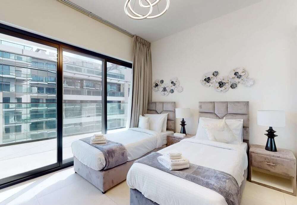 Дубай: Luxury 3BR Designer Retreat with Parking
