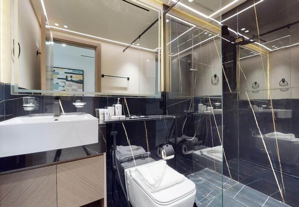 Дубай: Luxury 3BR Designer Retreat with Parking