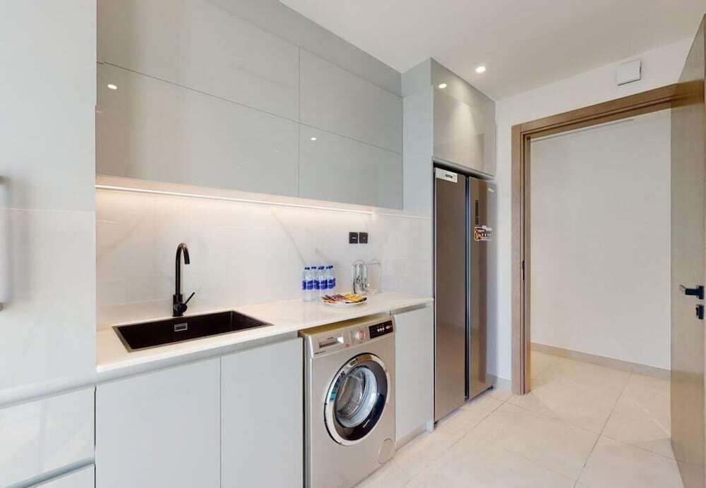 Дубай: Luxury 3BR Designer Retreat with Parking