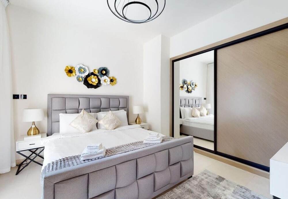 Дубай: Luxury 3BR Designer Retreat with Parking