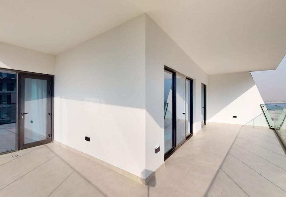 Дубай: Luxury 3BR Designer Retreat with Parking