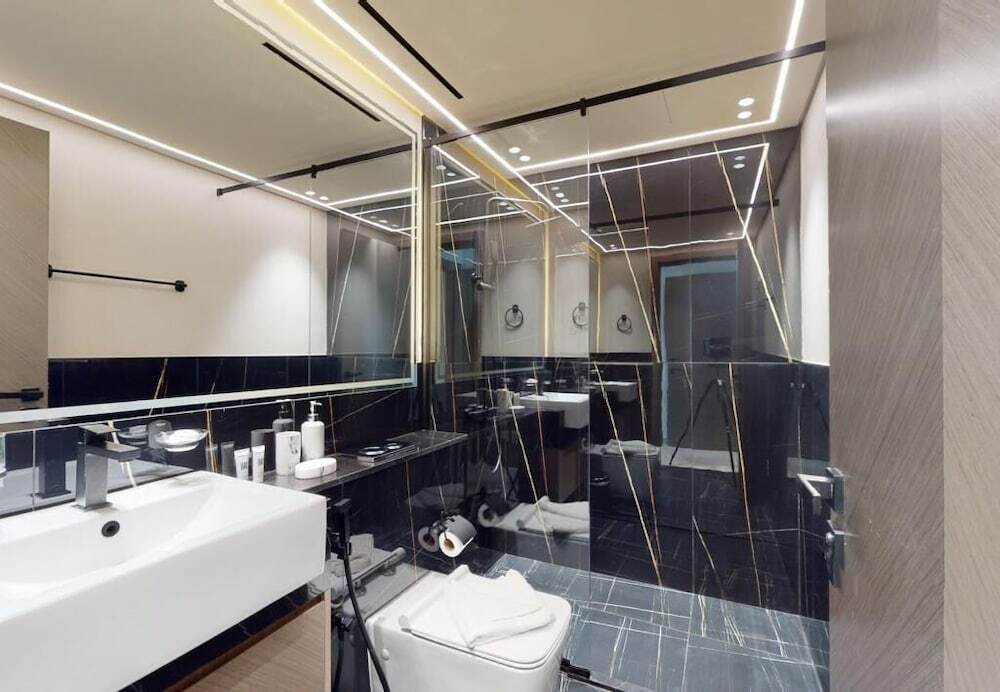 Дубай: Luxury 3BR Designer Retreat with Parking