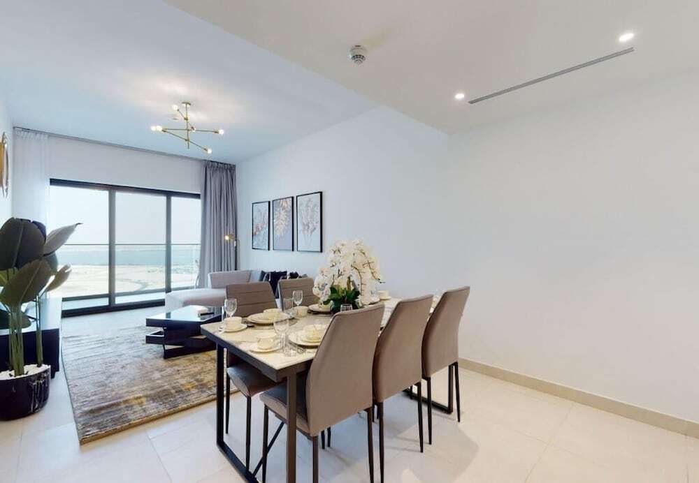 Дубай: Luxury 3BR Designer Retreat with Parking
