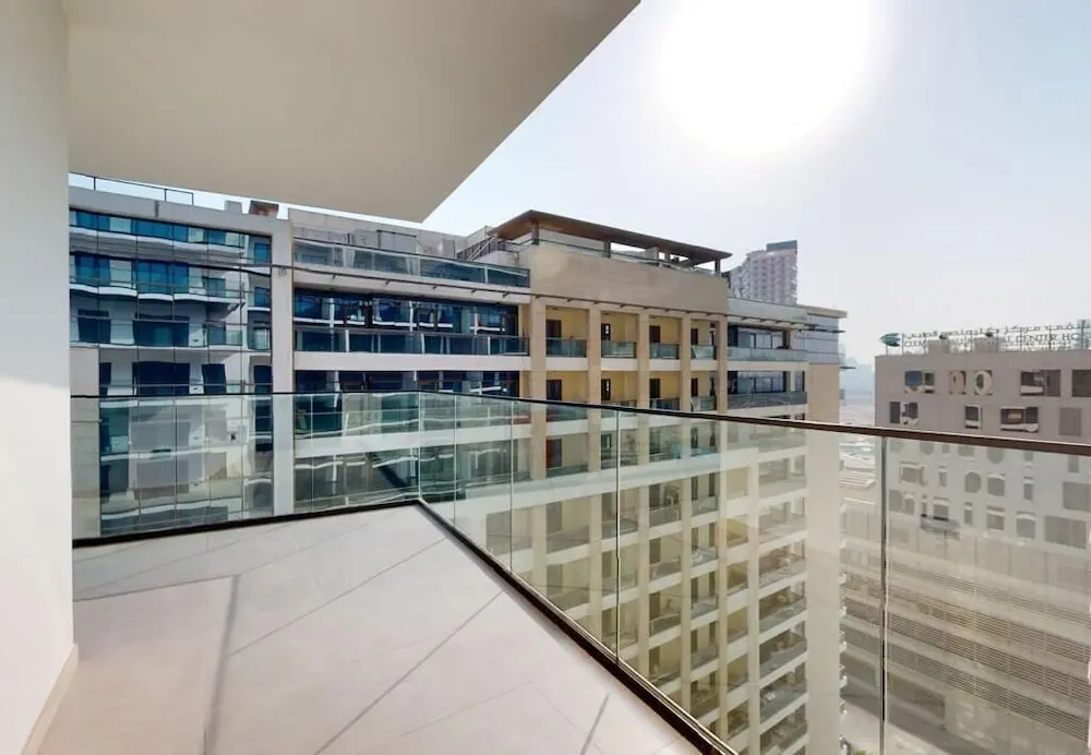 Дубай: Luxury 3BR Designer Retreat with Parking