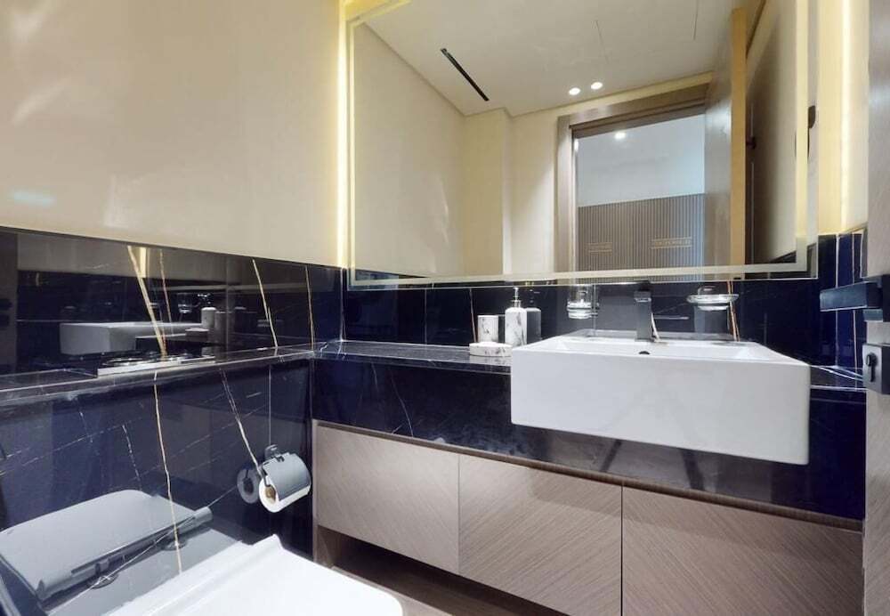 Дубай: Luxury 3BR Designer Retreat with Parking