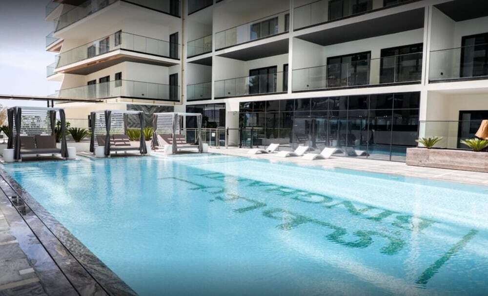 Дубай: Luxury 3BR Designer Retreat with Parking