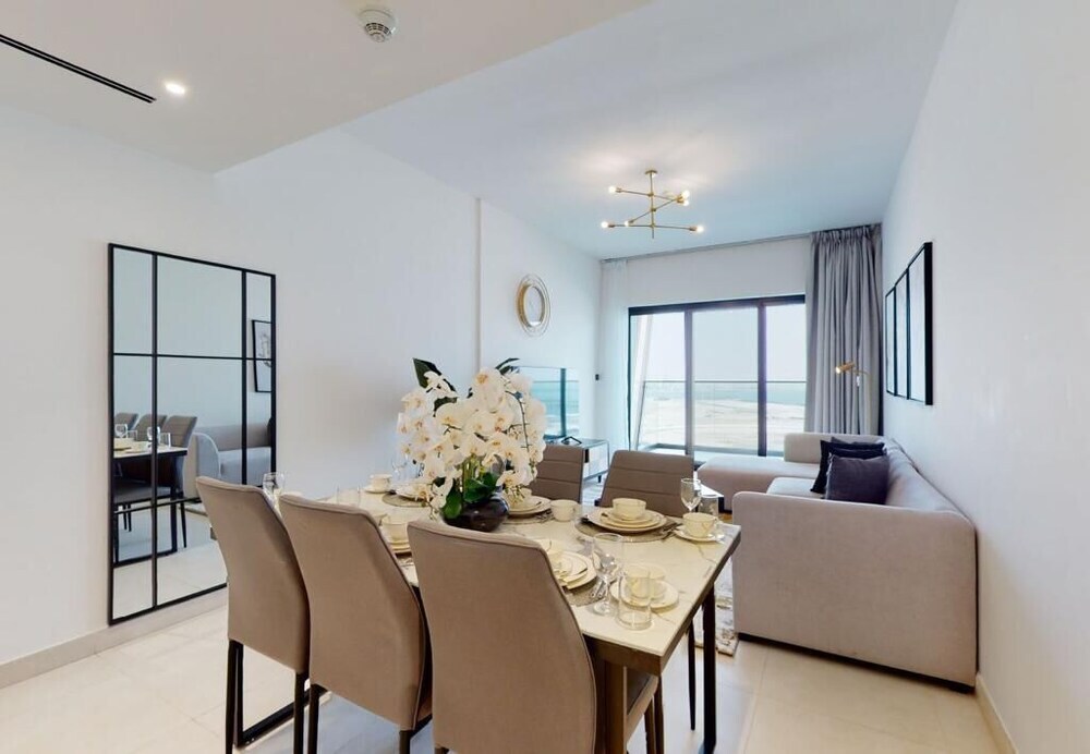 Дубай: Luxury 3BR Designer Retreat with Parking