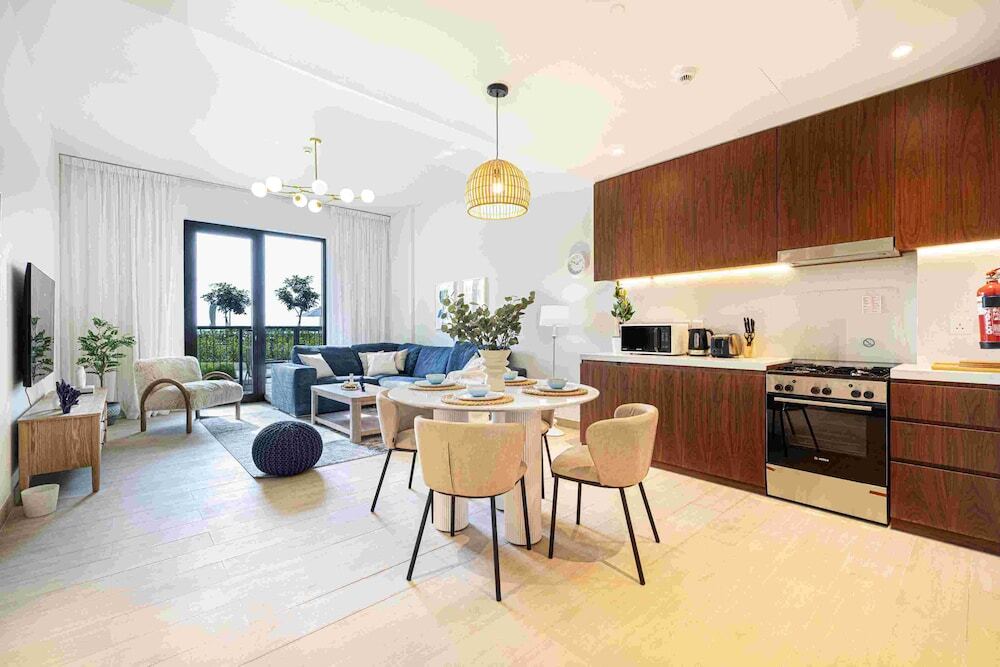 Дубай: Quiet Place 1BR La Rive 2 Jumeirah