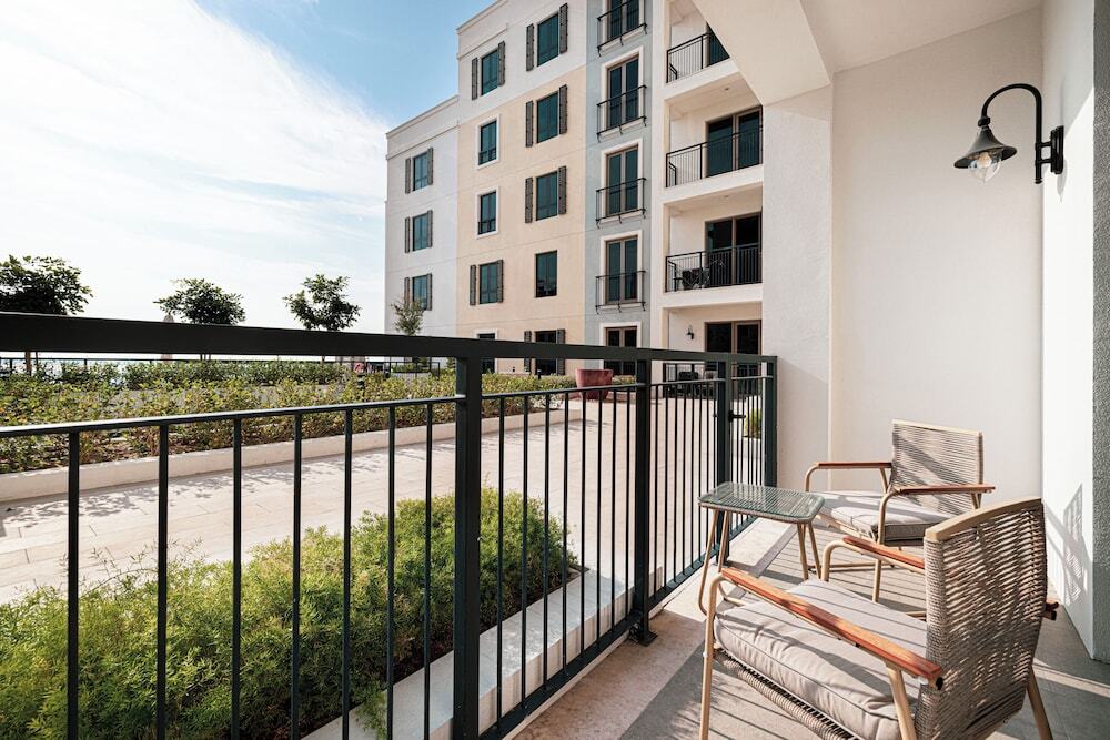Дубай: Quiet Place 1BR La Rive 2 Jumeirah
