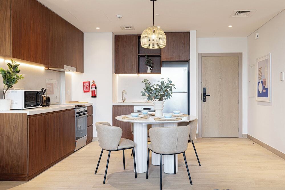 Дубай: Quiet Place 1BR La Rive 2 Jumeirah