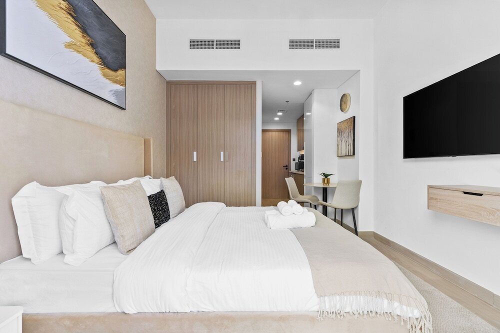 Дубай: Waves - Azizi Riviera Building 25 Cozy Studio With Balcony