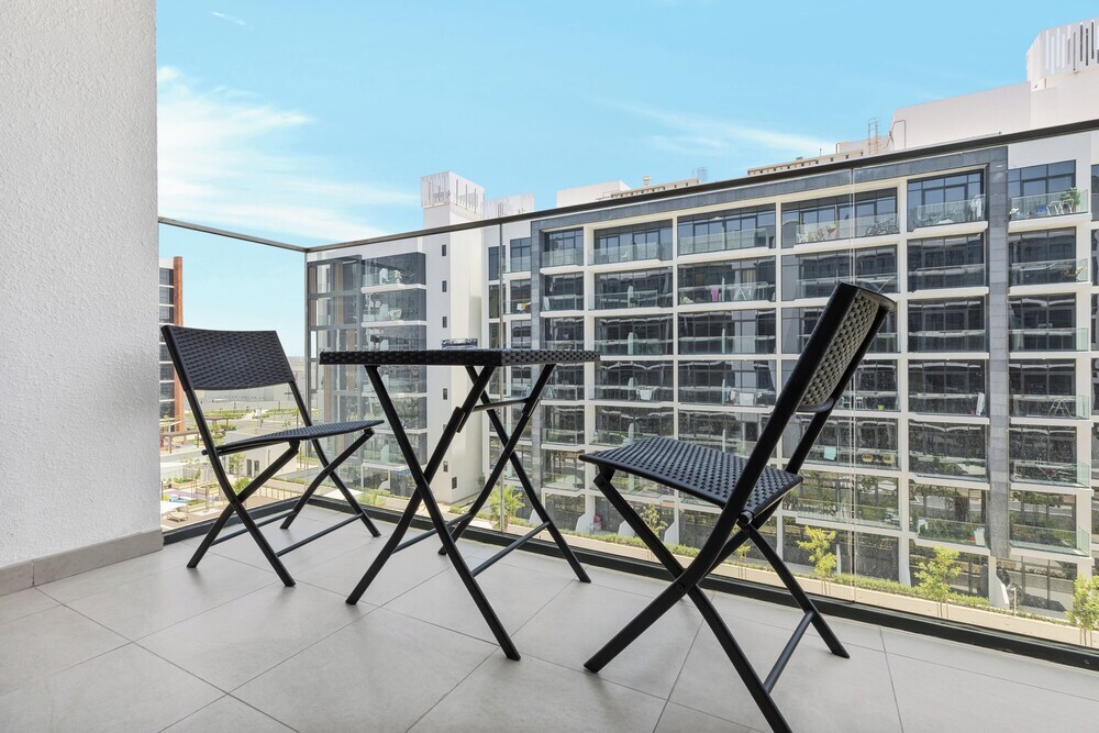 Дубай: Waves - Azizi Riviera Building 25 Cozy Studio With Balcony