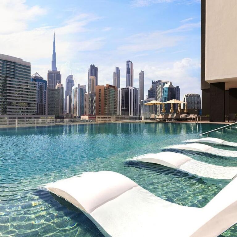 Дубай: Luxurious 2BR w/ Waterfront and Burj Khalifa View