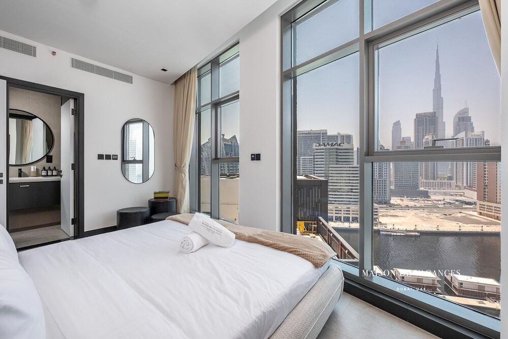 Дубай: Luxurious 2BR w/ Waterfront and Burj Khalifa View