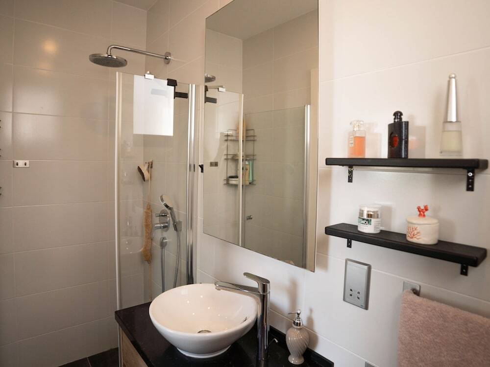 Калогреа: Modern and Cozy Designer Apartment in Relaxing Environment