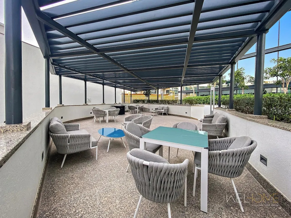 Дубай: WelHome - Charming Apt With City Lights in Sobha Waves