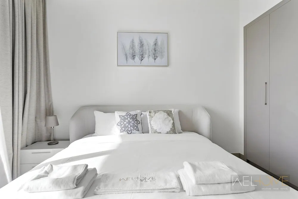 Дубай: WelHome - Charming Apt With City Lights in Sobha Waves