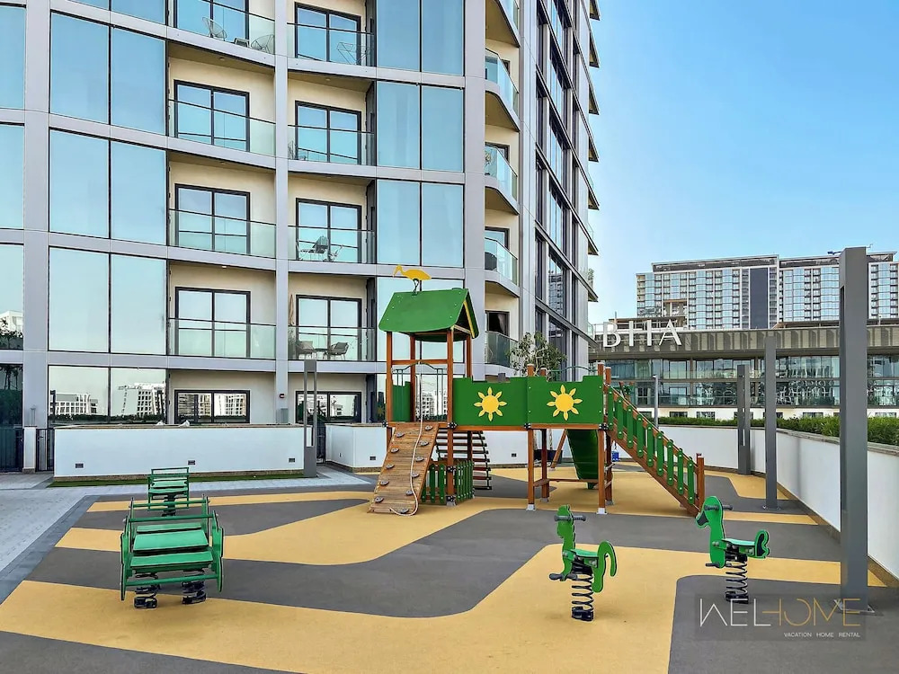 Дубай: WelHome - Charming Apt With City Lights in Sobha Waves