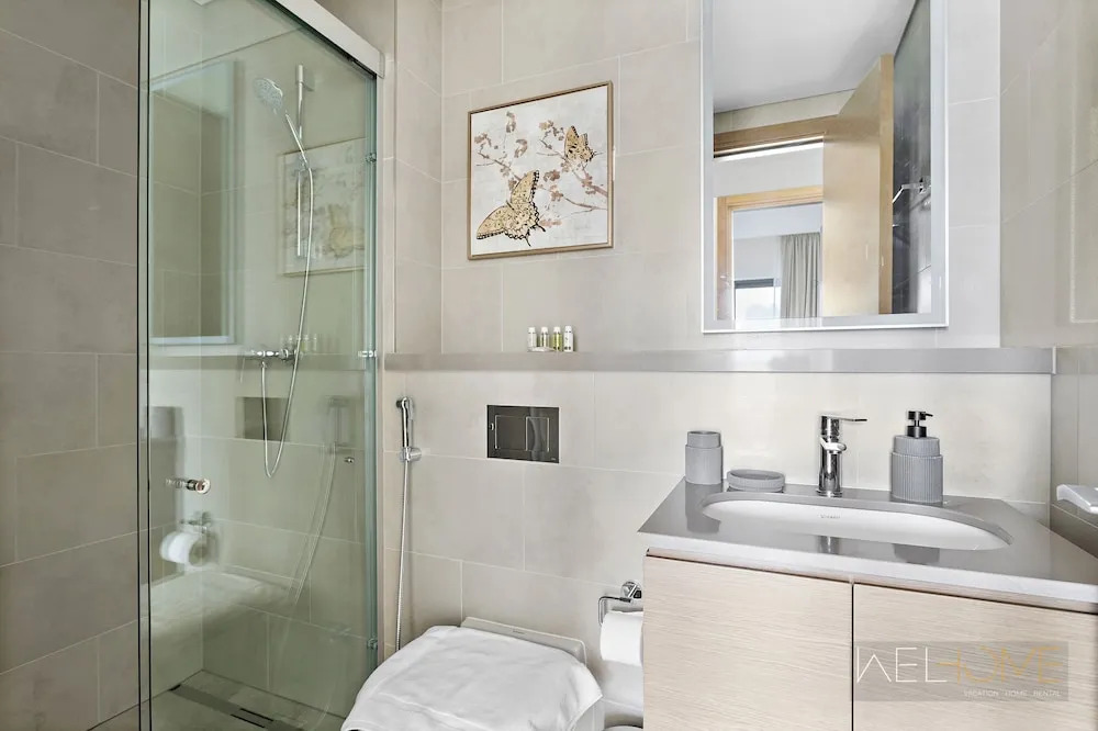 Дубай: WelHome - Charming Apt With City Lights in Sobha Waves