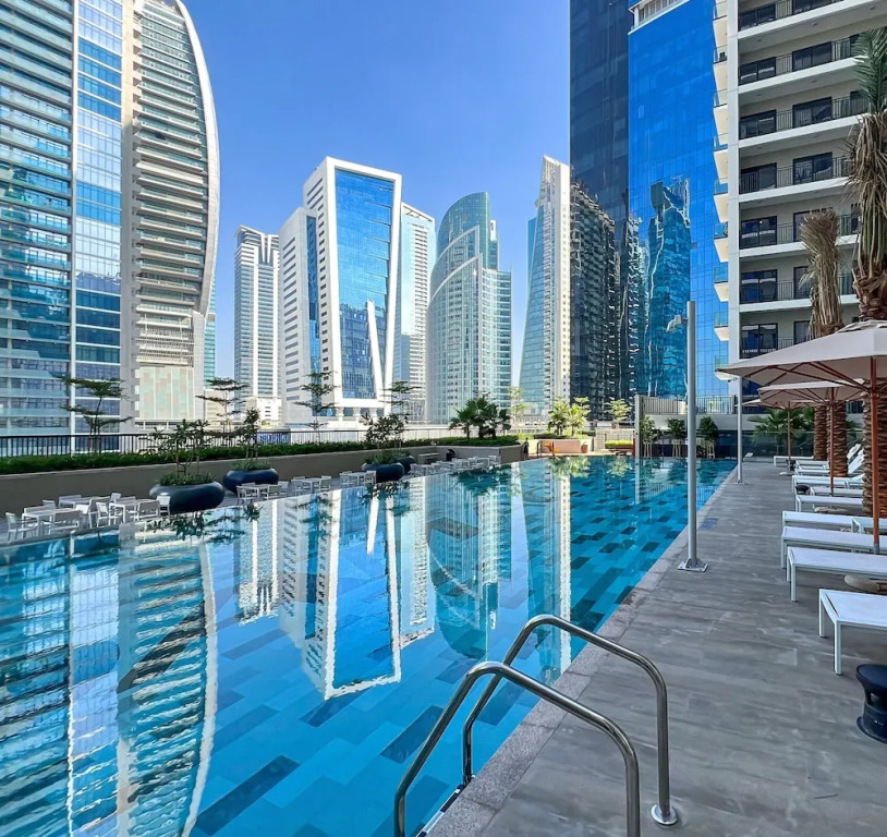 Дубай: 1BDR apartment With Pool View