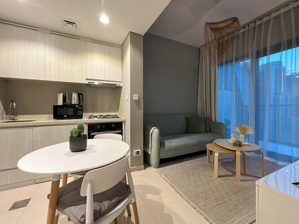 Дубай: 1BDR apartment With Pool View
