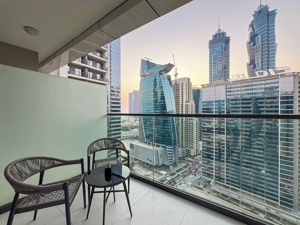 Дубай: 1BDR apartment With Pool View
