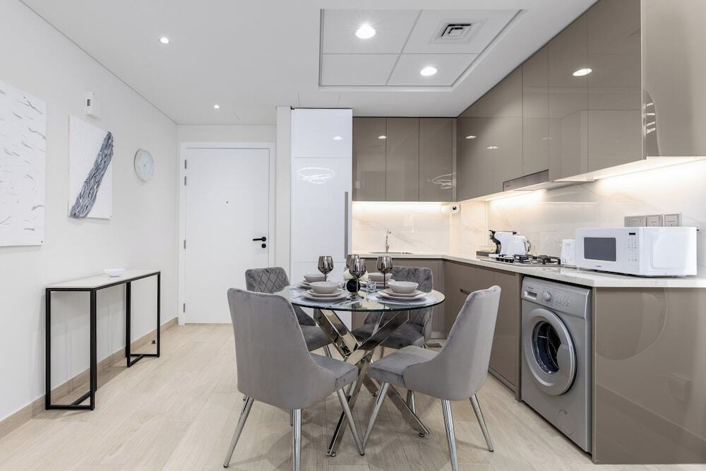 Дубай: Waves - Azizi Riviera 24: Modern 1 Bedroom Apartment