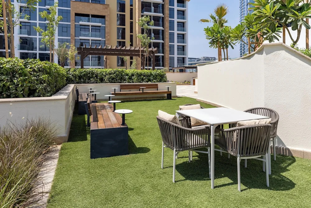 Дубай: Waves - Azizi Riviera 24: Modern 1 Bedroom Apartment