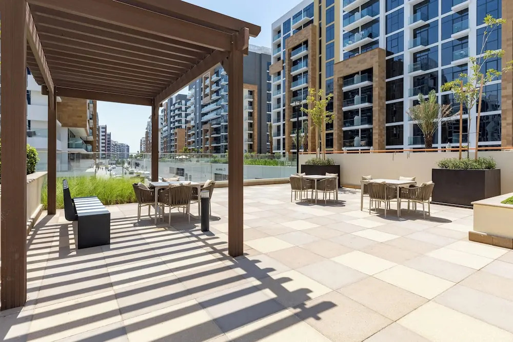 Дубай: Waves - Azizi Riviera 24: Modern 1 Bedroom Apartment