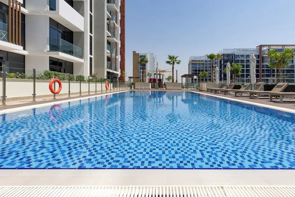 Дубай: Waves - Azizi Riviera 24: Modern 1 Bedroom Apartment