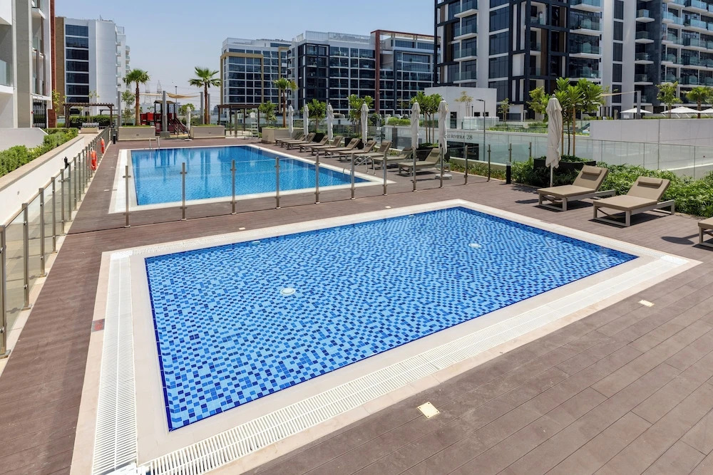 Дубай: Waves - Azizi Riviera 24: Modern 1 Bedroom Apartment