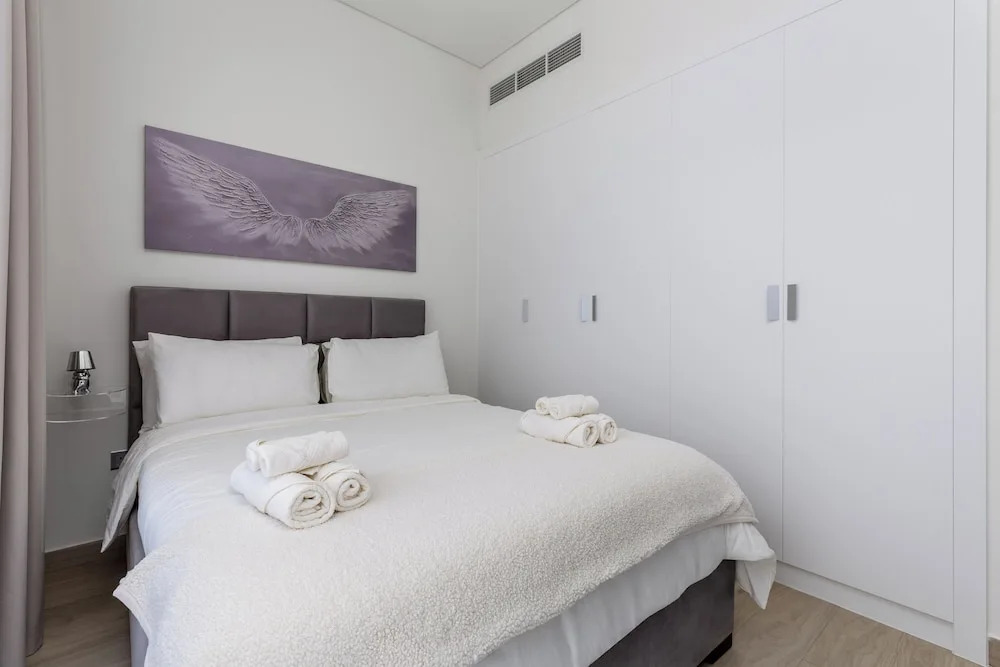 Дубай: Waves - Azizi Riviera 24: Modern 1 Bedroom Apartment