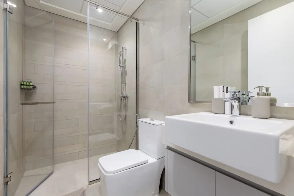 Дубай: Waves - Azizi Riviera 24: Modern 1 Bedroom Apartment