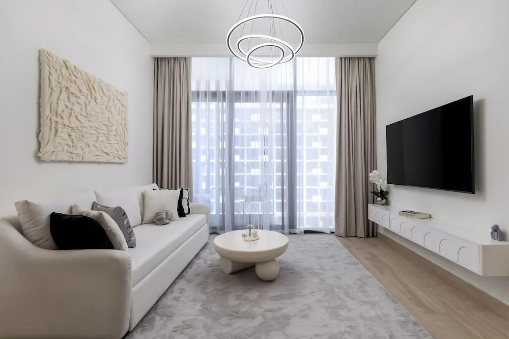 Дубай: Waves - Azizi Riviera 24: Modern 1 Bedroom Apartment