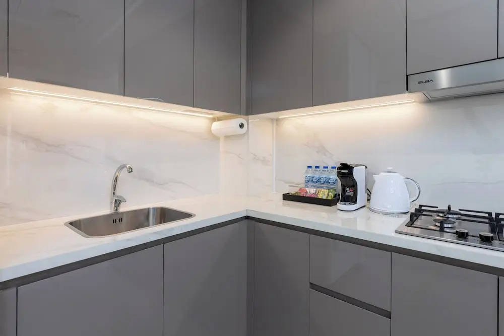 Дубай: Waves - Azizi Riviera 24: Modern 1 Bedroom Apartment