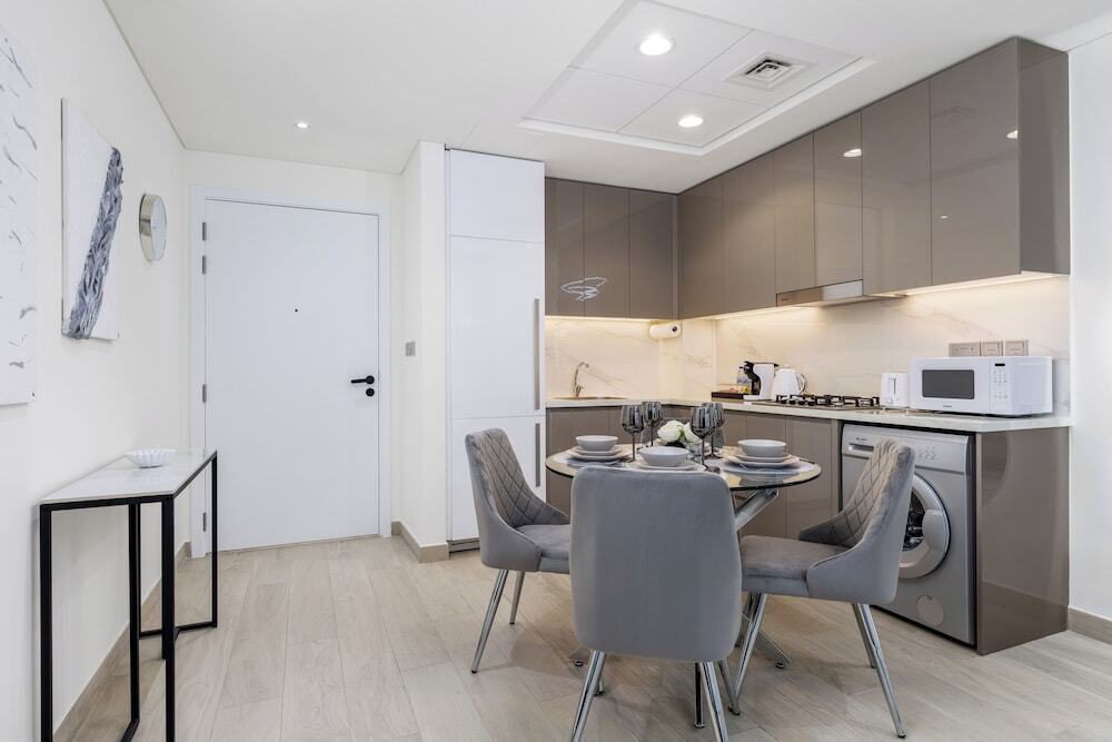 Дубай: Waves - Azizi Riviera 24: Modern 1 Bedroom Apartment