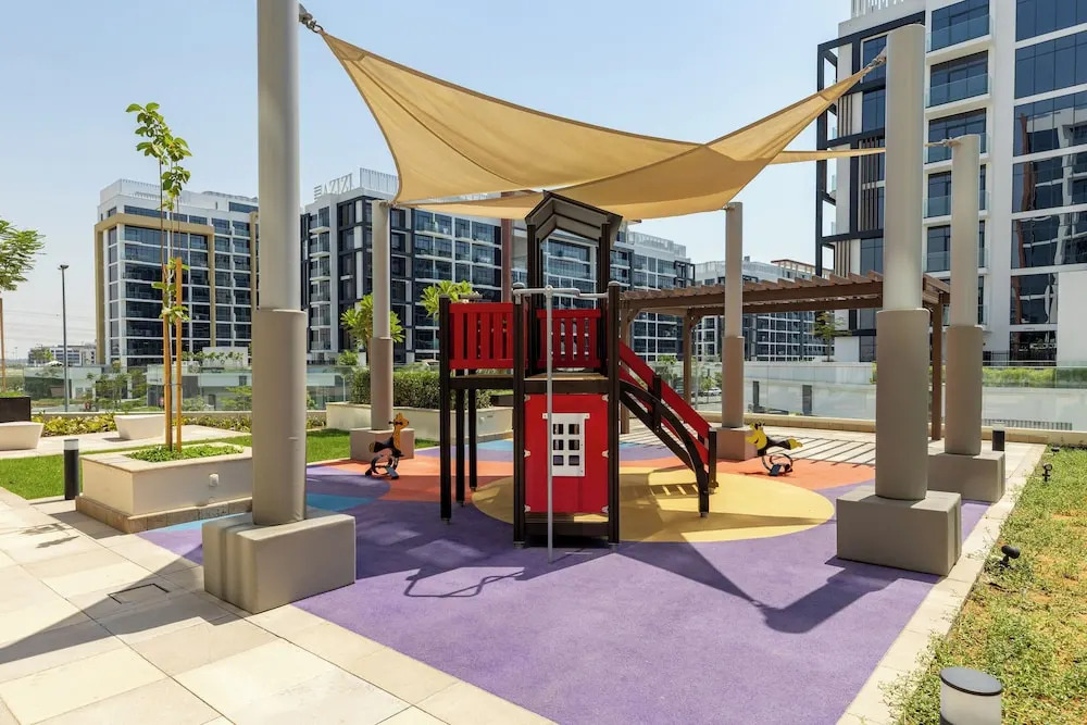 Дубай: Waves - Azizi Riviera 24: Modern 1 Bedroom Apartment