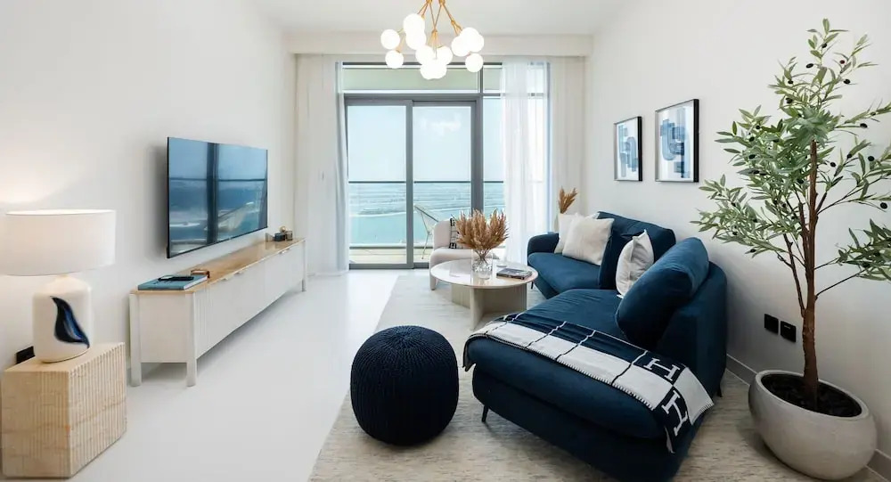 Дубай: Serene 1BR w Private Palm View Balcony
